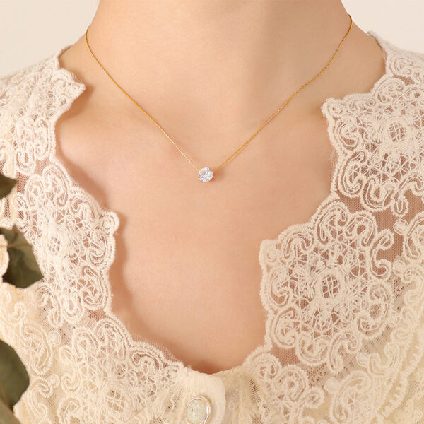 Luxurious single diamond zircon necklace